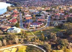 Sweet Holiday Home by the Golf Course - Canberra - Vista exterior