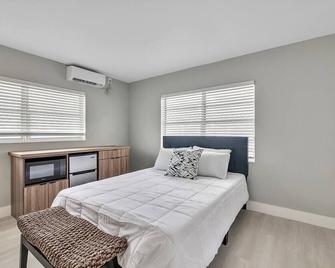 Charming 1BR Beachside Walk to Hollywood Dania Beach - Hollywood - Sypialnia