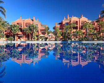 Vasari Resort - מרבלה - בריכה