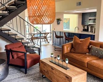 5-Star Saddlebrook Resort Hacienda: Golf, Tennis, Pickleball & Pool - Zephyrhills - Living room