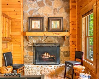 Briar Brook - Private Smoky Mountain Luxury Log Home with 2 Fireplaces, Hot Tub & Community Pool - Wears Valley