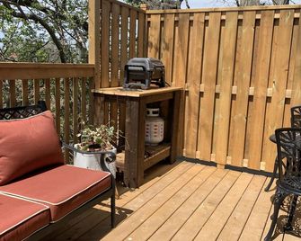 Schoolhouse Loft - Centrally Located in the County in a Quiet Rural Setting - Prince Edward - Balcony