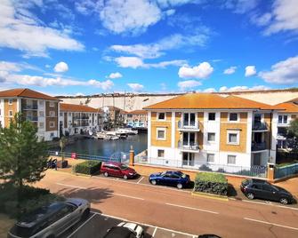 Marina living with parking, balcony, quiet and secure - Brighton - Building