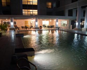 Full Moon Hotels - Owerri - Piscina
