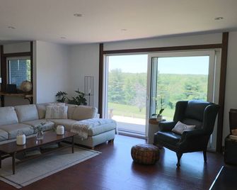 Blue House On The Hill - Year Round Cottage - Bancroft - Living room