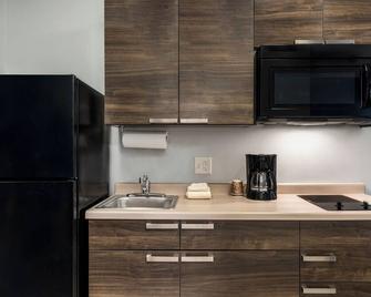 Explore Buckeye with Ease—Pet-Friendly Accommodation and Free Parking Await - Buckeye - Cocina