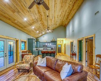Secluded Cabin Getaway in the Woods! - Marble Falls - Living room