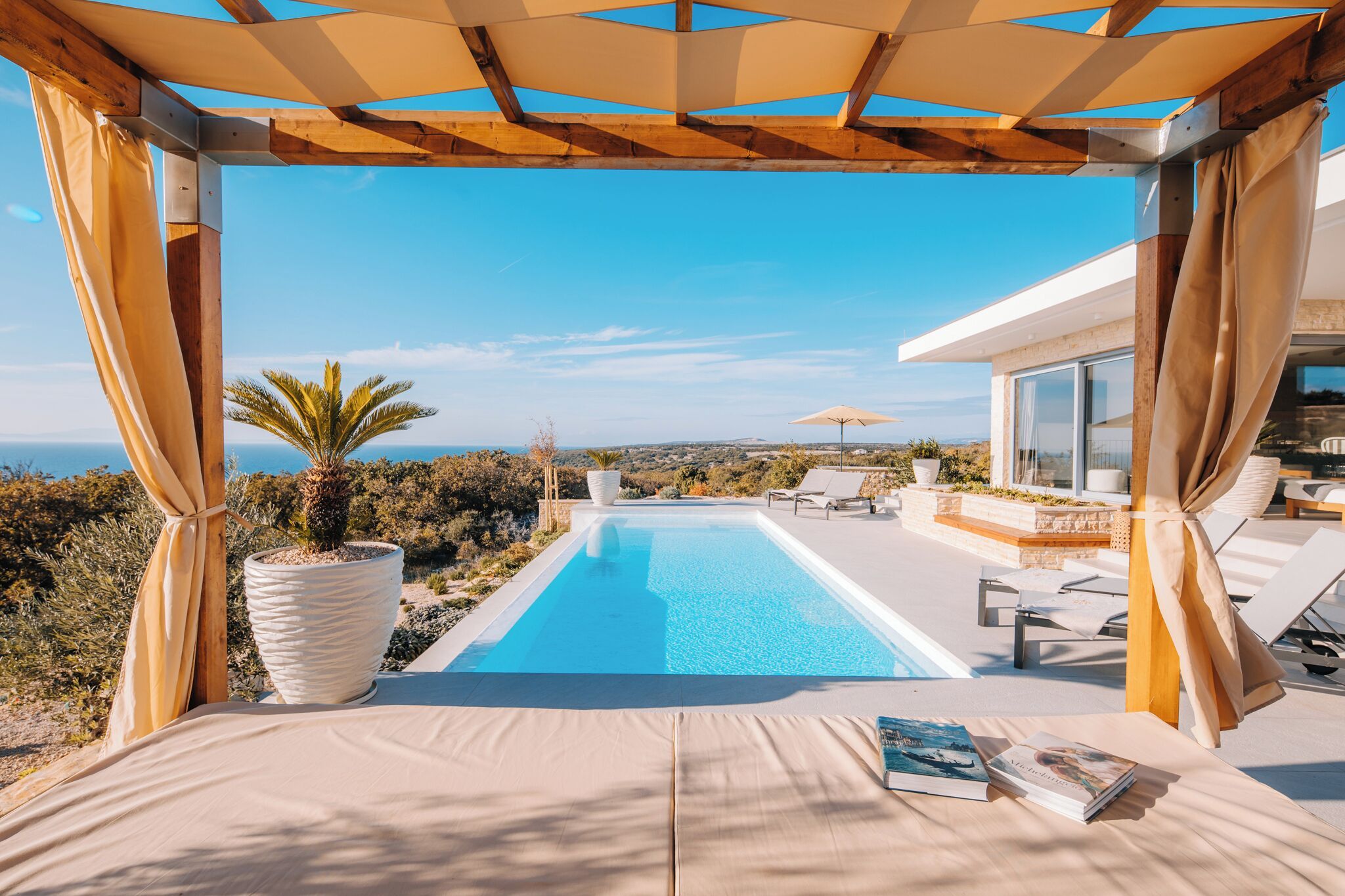 بريوني - بلانت فيلاس - نوفالجا - حوض السباحة