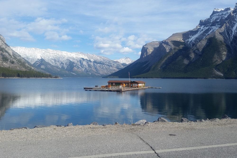 Sunset Mountain Inn - Canmore