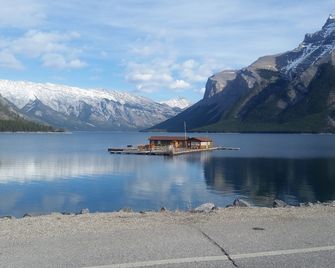 Sunset Mountain Inn - Canmore