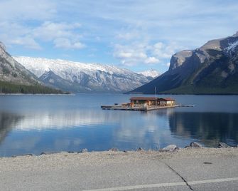 Sunset Mountain Inn - Canmore