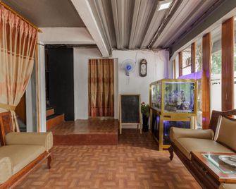 RedDoorz Syariah @ Taman Bendungan Asahan - Jakarta - Living room