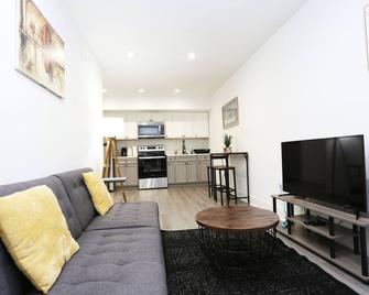 Cozy 1BR in Trendy D.C. Area | Stunning Views - וושינגטון די.סי - סלון