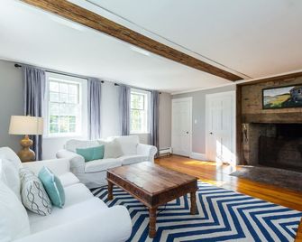 Rustic Luxe FarmHouse a Few Miles To Crane Beach: deck &jacuzzi overlooking pond - Essex - Salon