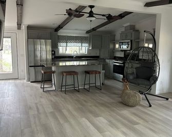 Luxury Cottage House Sophisticated and Comfortable bed and furnishings 75 in tv - Galloway - Kitchen