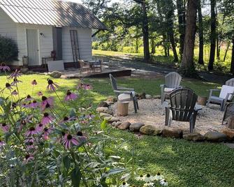 1930’s Guest Cottage and Vintage Shop with 1/2 Bath and Full Bed - Winston-Salem - Patio