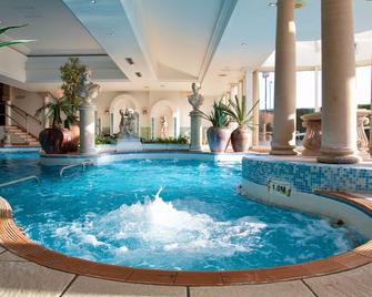 دربي ميكلوفر هوتل، بي دبليو سيجنتشر كوليشكن - ديربي - حوض السباحة