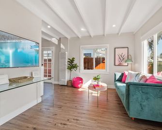Classic Beach Bungalow - Parking, Private Patio & Pet Friendly! - San Diego - Living room