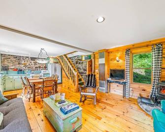 Brook Sound Cabin - Schroon Lake - Living room