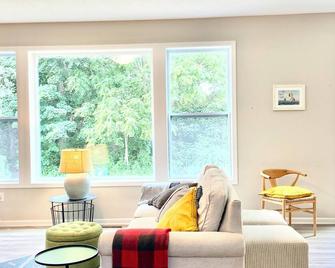 Entire house - newly built, open layout, long term OK - pet friendly! - Midland - Huiskamer