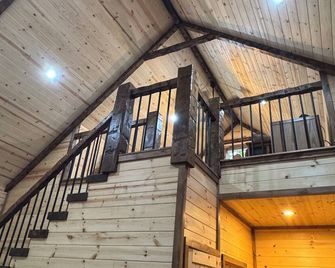 Beautiful, brand new cabin for your family and friends to stay and enjoy! - Mount Nebo - Stairs