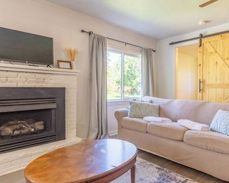 Hickory Cottage - Short distance to downtown, beaches, and breweries - Douglas - Living room