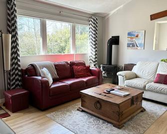 \'Charal Greenhouse Cottage\' in Sauble Beach - 5 min to beach and 10 min to shops - South Bruce Peninsula - Sala de estar