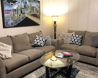 Cozy escape close to downtown, stadiums & parks - Pittsburgh - Wohnzimmer