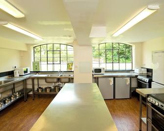 واي آيتش إيه آيرونبريدج كول بورت - هوستل - تلفورد - مطبخ