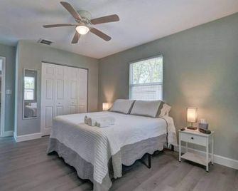 Heated Pool Close to St Pete Tampa Pet Friendly - Pinellas Park - Schlafzimmer