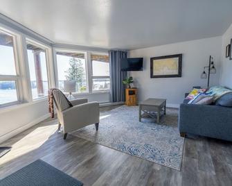 Turner Guest House - one bedroom, one bathroom, ocean views - Sitka - Living room