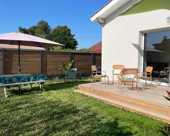 Cosy house in the heart of Le Porge with garden, close to amenities. - Le Porge - Patio