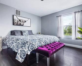 Lovely 4BR Near the Falls and Casino - Niagara Falls - Bedroom