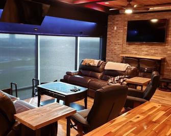 First Turn Luxury Condo At Charlotte Motor Speedway - Concord - Лаунж
