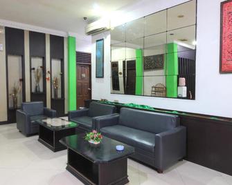OYO 717 Hotel Dharma Utama Syariah - Pekanbaru - Lobby