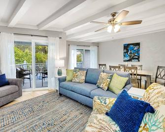 Steps to East Beach & Pet Friendly w/ 2 King Beds - Brunswick - Living room