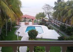 Ocean front beach estate\/Surfer Paradise Romantic Owner Suite - El Sunzal - Piscina