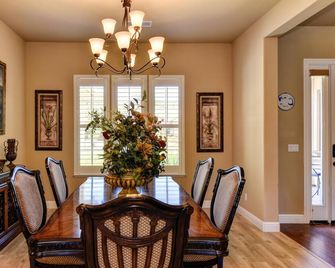 3,000sqft Villa with pool, spa, outdoor kitchen, veg garden. Great location!!! - Roseville - Jídelna