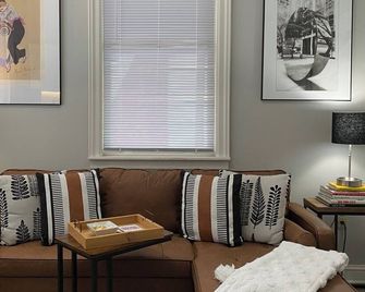 Hip Suite-1st Floor - Arts District/Farmers Mkt/Cafes/Breweries-Near Lake George - Glens Falls - Obývací pokoj
