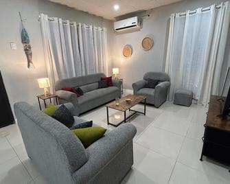 Garth House Entire house in Trincity WiFi, AC, Indoor/Outdoor Dinning Hot Water - Trincity - Living room