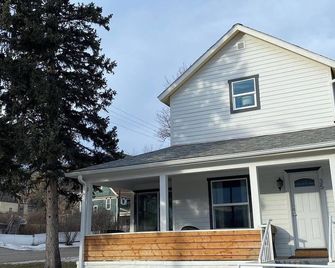 Suites 35 +Up - Victorian Queen - Helena - Building