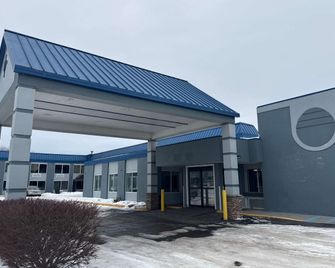 Days Inn & Suites by Wyndham Norton Shores/Muskegon - Muskegon Heights - Building