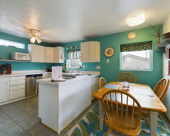 Rock House-Downtown Munising with Private Patio, Garage, Fire-pit & BBQ Grill - Munising - Kitchen