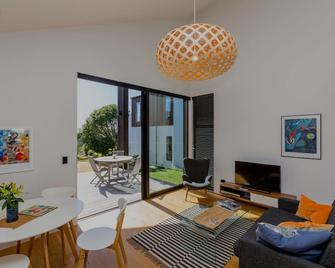 Whare Hita - designer coastal city comfort - New Plymouth - Living room