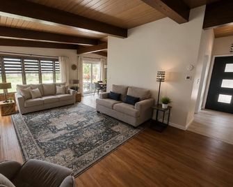 Mid-Century Modern Retreat Near Sand Valley and Lakes - Wisconsin Rapids - Obývací pokoj