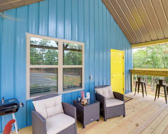 Cozy Studio Cabin about 1 Mi to Greers Ferry Lake! - Fairfield Bay - Living room