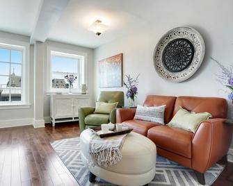 Stadium District Room With A View - Tacoma - Living room