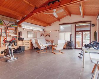 Authentic house with playroom and infrared sauna - Білзен - Вітальня