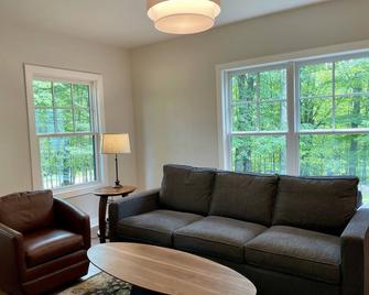 River Front l Dog Friendly l King Bed l Gourmet Kitchen l Fishing l Trout Stream - Wittenberg - Sala de estar