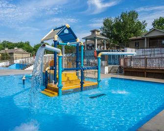 Golf Resort Condo minutes from SDC in a Gated Community - Reeds Spring